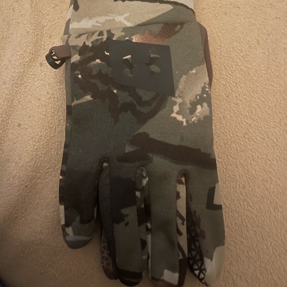 *NWT* Under Armour Early Season Water Repellent, Touch Screen Compatible Gloves. - Picture 3 of 4